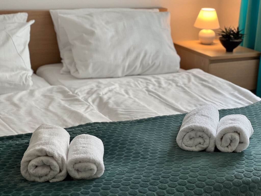 Bett, Schlafzimmer, Handtücher auf Bett, Modern, Ferienwohnungen in Bremerhaven