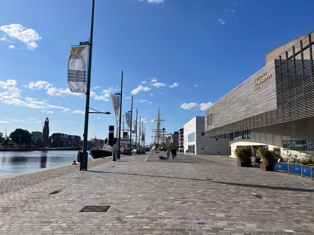 promenade bremerhaven, Ferienwohnungen in Bremerhaven, blauer Himmel, Fußgänger