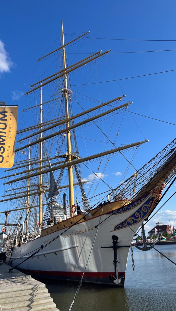 Schulschiff von vorne im Hafen von Bremerhaven, Ferienwohnungen in Bremerhaven